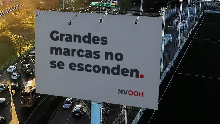 Cartel de gran formato de NVOOH sobre Av. Cantilo con el claim de la marca
