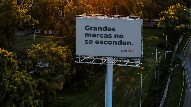 Cartel de gran formato de NVOOH sobre Av. General Paz con el claim de la marca