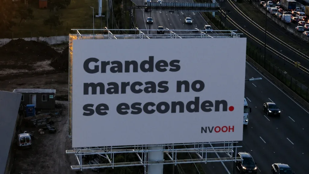Cartel de gran formato de NVOOH sobre Av. Lugones con el claim «Grandes marcas no se esconden»