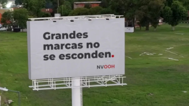 Cartel de gran formato de NVOOH sobre la Panamericana con el claim de la marca
