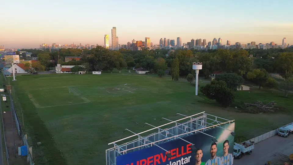 Vista aérea del cartel de Banco Supervielle sobre Av. Lugones con la promo para alentar a la Selección