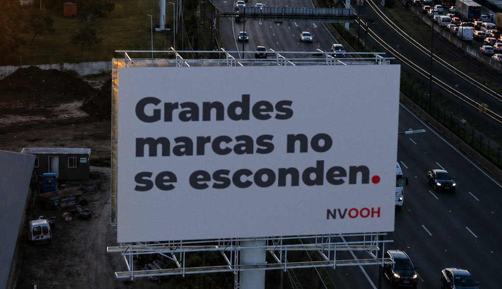 Cartel NVOOH sobre Av. Lugones con el claim «Grandes marcas no se esconden.»