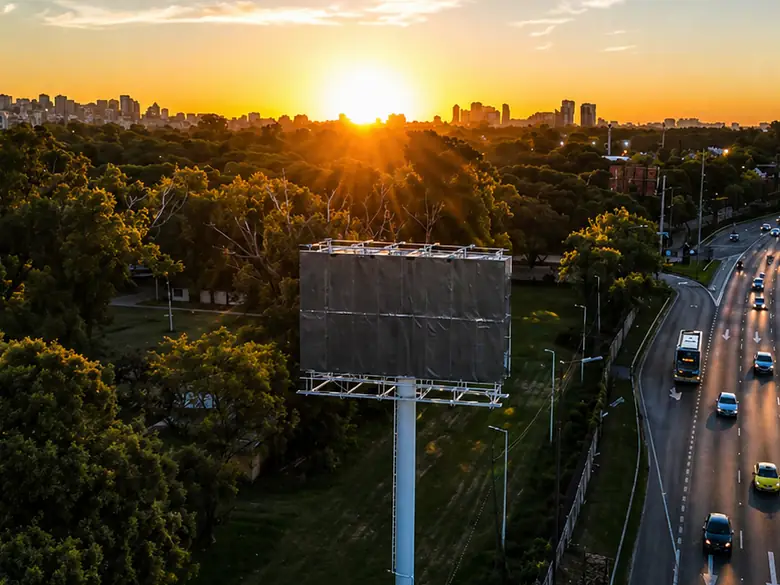 Estructura de NVOOH sobre la Av. General Paz, al atardecer, vista con dron