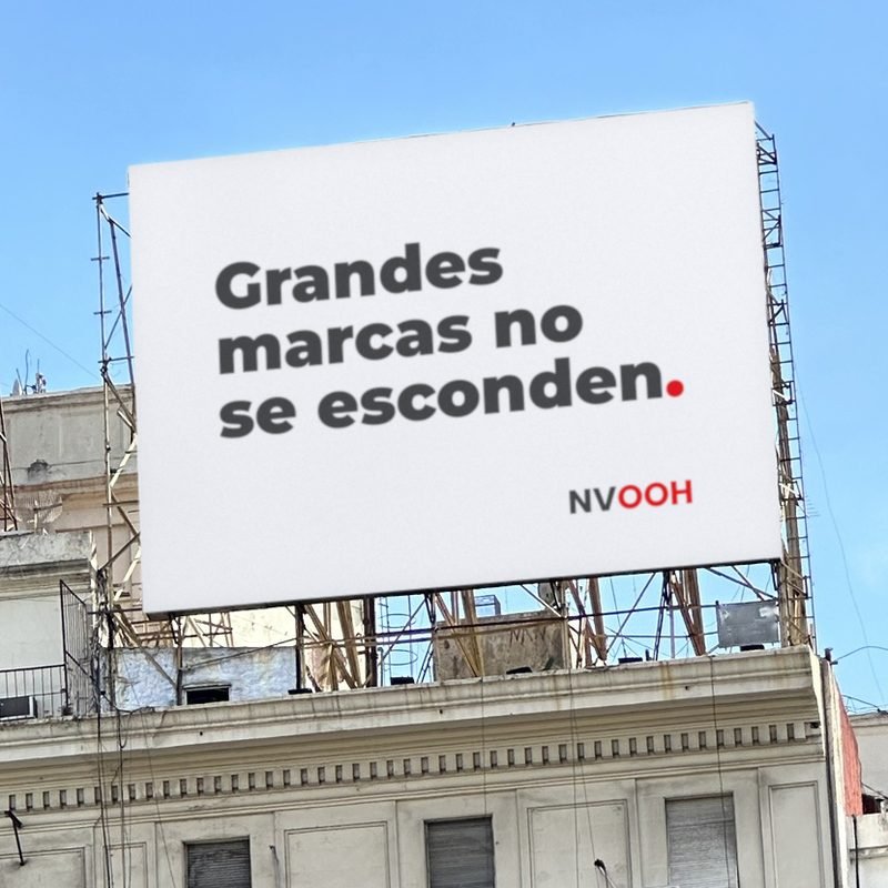 Estructura de NVOOH en la azotea de un edificio de la Ciudad de Buenos Aires, con el claim «Grandes marcas no se esconden.»