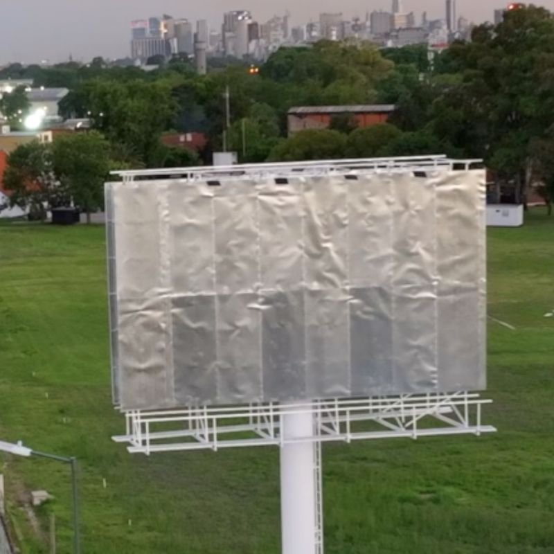 Estructura de NVOOH sobre un terreno junto a la Panamericana, vista con dron